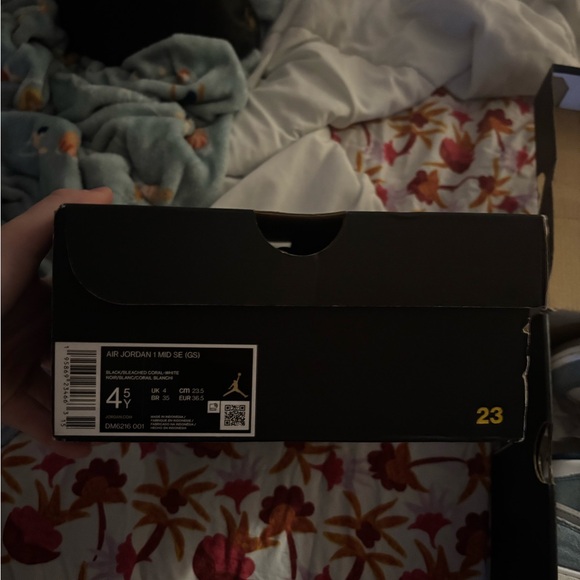 Air Jordan 1 Mid SE (GS) - Picture 5 of 7